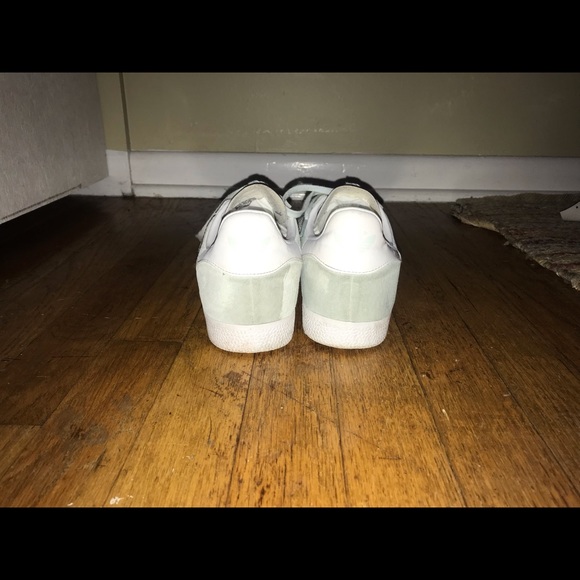 Sneakers - Picture 4 of 5